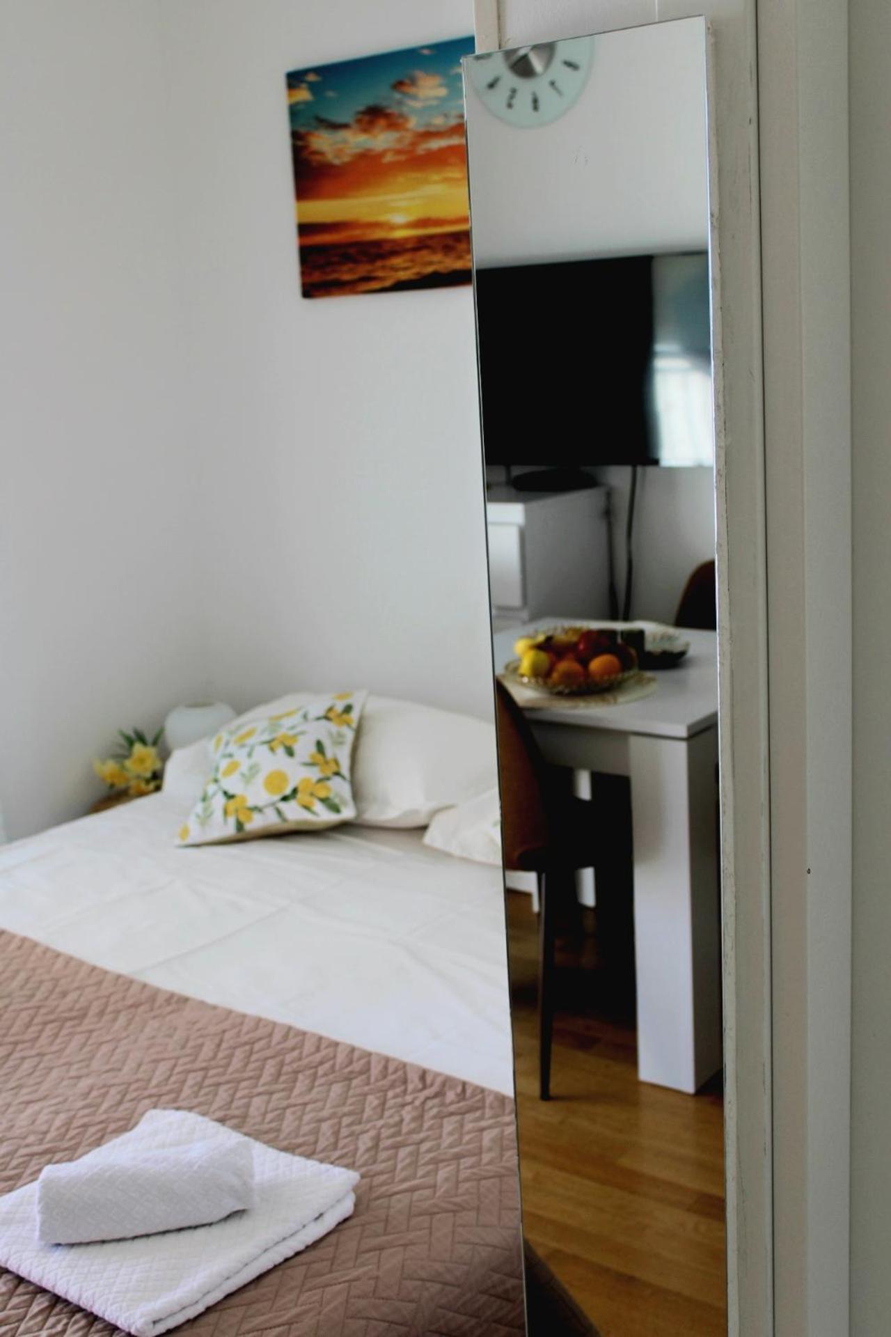 Studio Teuta - Private Parking Сплит Экстерьер фото